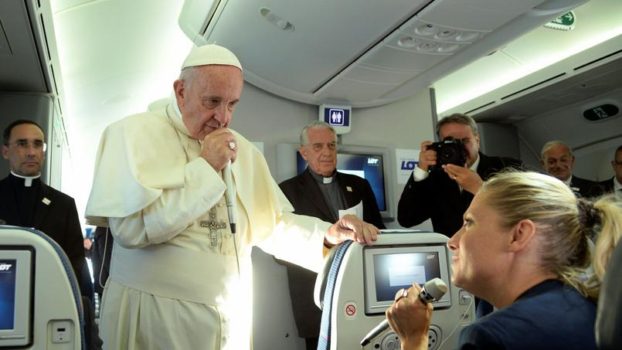 Papa Francesco sul volo di ritorno da Cracovia incontra i giornalisti