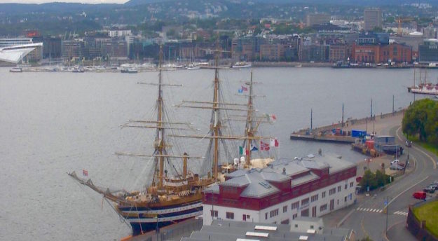 Nave Vespucci nel porto di Oslo (foto dalla Webcam dell'Autorità portuale)