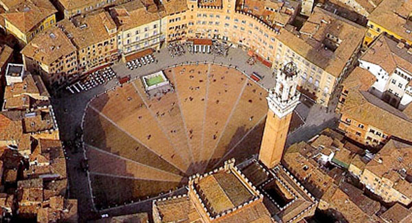 Una veduta di piazza del Campo a Siena