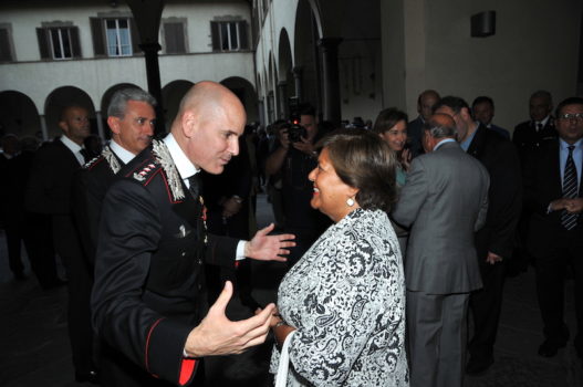 La presidente della Corte d'Appello di Firenze Margherita Cassano saluta il colonnello Lorenzoni