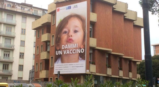 Un cartellone della campagna vaccinazioni della Regione Toscana in viale Redi a Firenze