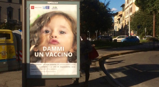 Un cartellone della campagna vaccinazioni della Regione Toscana 