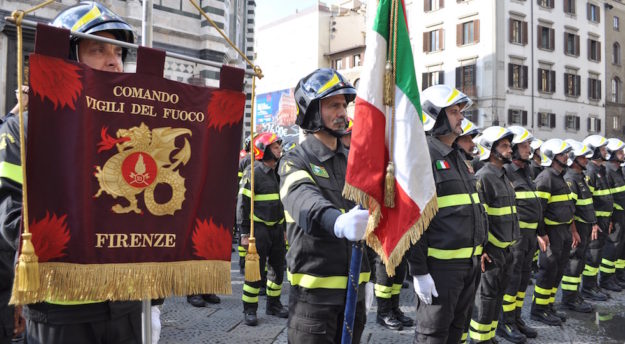 Vigili del Fuoco davanti al Duomo di Firenze
