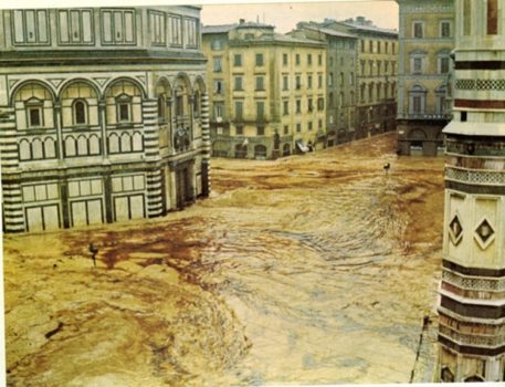 Alluvione di Firenze, una tragica scena di piazza del Duomo