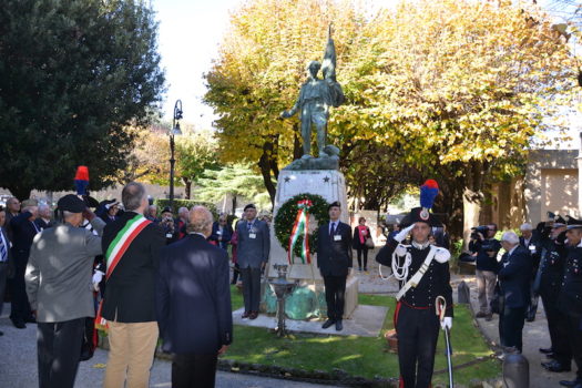 Le autorità davanti al monumento ai Caduti