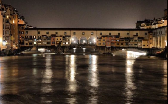L'Arno in piena sotto il ponte Vecchio a Firenze