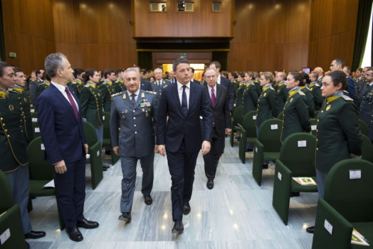 Il premier Matteo Renzi con gli allievi della Guardia di Finanza