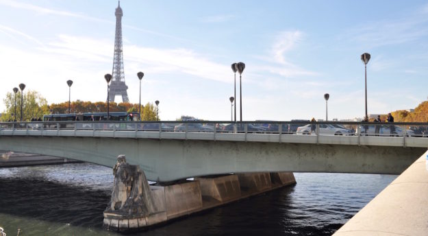 La statua dello Zuavo sotto il Ponte de l'Alma a Parigi