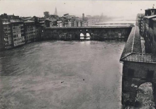 Ponte Vecchio a Firenze il 4 novembre 1966