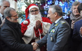 Il generale Toschi saluta Paolo Bacciotti. Al centro Pantaleo Corvino vestito da Babbo Natale