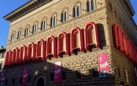 La facciata rinascimentale di Palazzo Strozzi a Firenze durante la mostra di Ai Weiwei