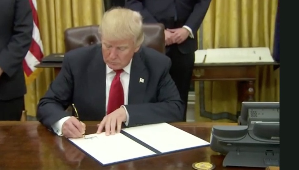 Il neo presidente Usa Trump firma il suo primo executive order