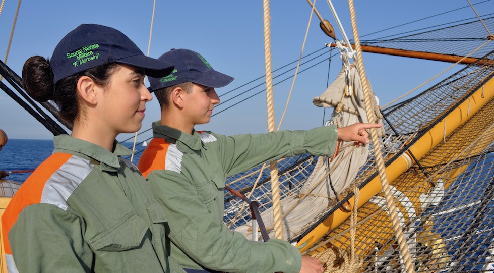 Due giovanissimi allievi della Scuola Navale Morosini durante una campagna estiva in mare (Foto OsservatoreLIbero.it)