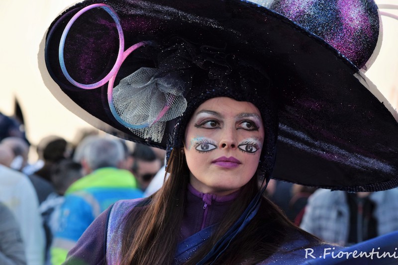 Una figurante durante le sfilate del Carnevale di Viareggio 2017 (Foto Riccardo Fiorentini)