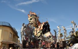 Il carro "Frontiere" ha vinto il Carnevale di Viareggio 2017