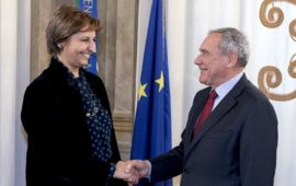Il presidente del Senato Pietro Grasso si congratula con la nuova vice presidente Rosa Maria Di Giorgi