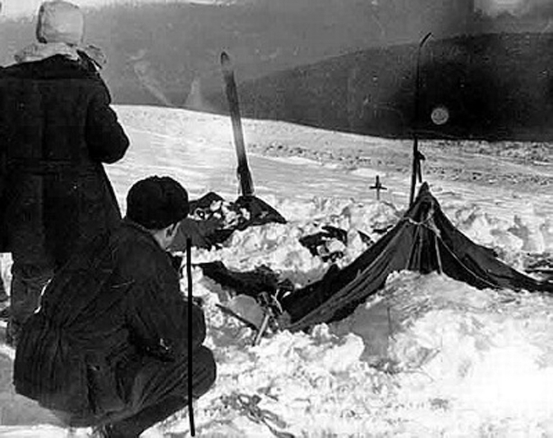  resti della tenda sul passo Dyatlov dove morirono misteriosamente i nove escursionisti
