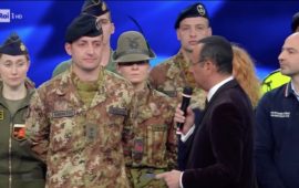 Carlo Conti intervista i militari dell'Esercito a Sanremo 2017