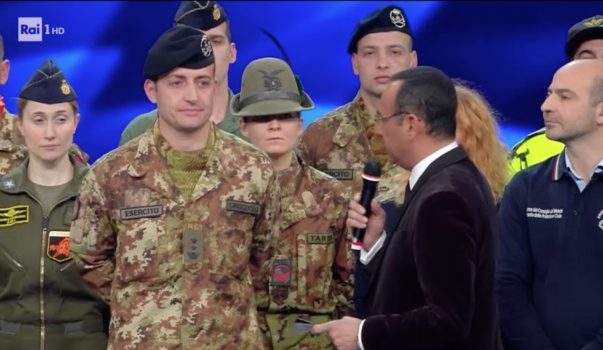 Carlo Conti intervista i militari dell'Esercito a Sanremo 2017