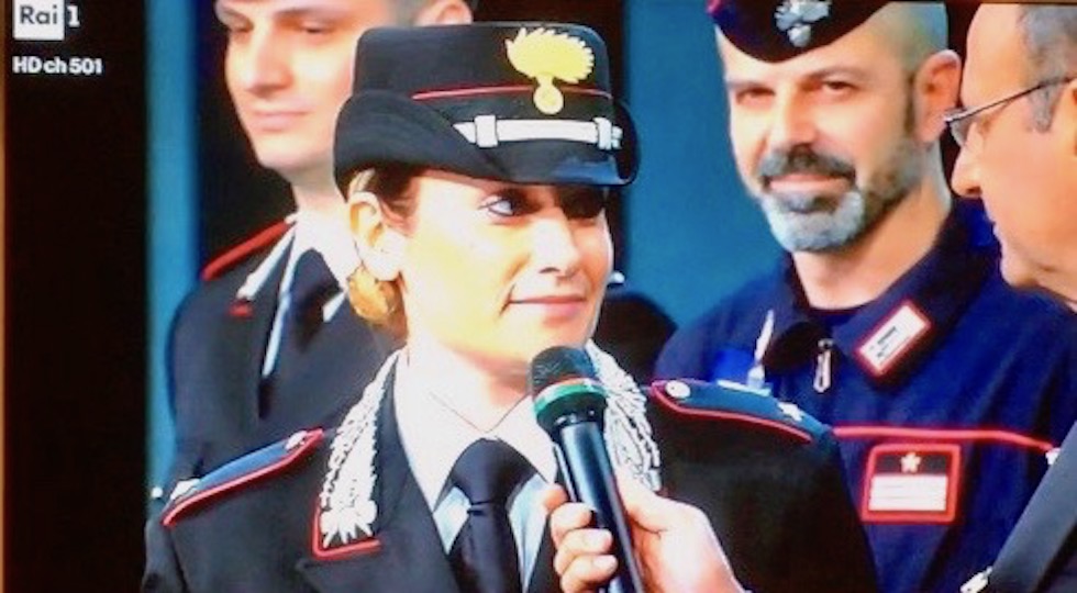 Carlo Conti intervista un ufficiale dei Carabinieri nella serata finale di Sanremo 2017