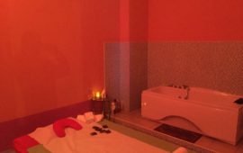 Il centro massaggi a luci rosse scoperto dalla Finanza a Firenze (Foto GdF)