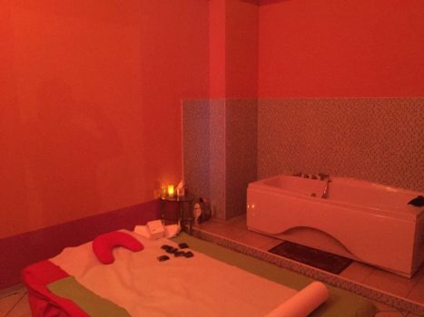 Il centro massaggi a luci rosse scoperto dalla Finanza a Firenze (Foto GdF)