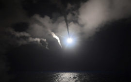 Un missile tomahawk lanciato da un cacciatorpediniere Usa nel Mediterraneo (Foto U.S. Navy)