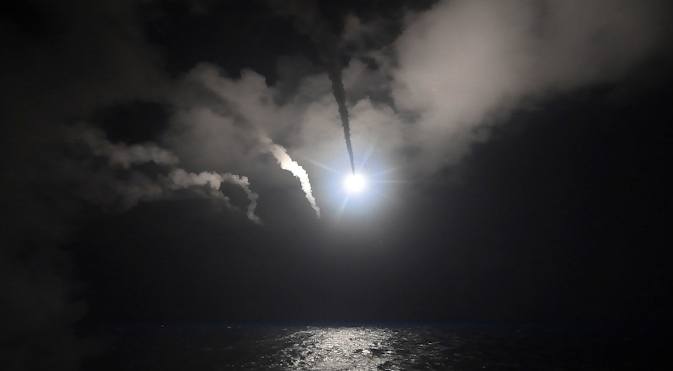 Un missile tomahawk lanciato da un cacciatorpediniere Usa nel Mediterraneo (Foto U.S. Navy)