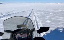 In motoslitta sul mare ghiacciato alle Isole Svalbard