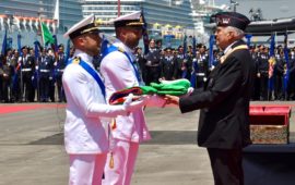 Il generale Libero Lo Sardo (presidente Ass Carabinieri) consegna la bandiera di combattimento al Capitano di Fregata Francesco Pagnotta, comandante di Nave Carabiniere