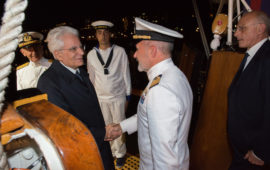 Il presidente Mattarella saluta il comandante di Nave Vespucci Angelo Patruno