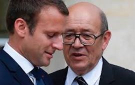 Il presidente Emmanuel Macron (sin.) e il ministro degli esteri Jean-Yves Le Drian