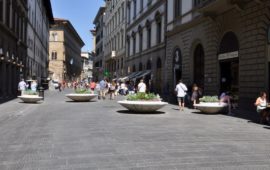 Le nuove aiuole 'antisfondamento' in via Martelli a Firenze