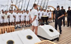 Assemblea degli allievi della 1a classe dell'Accademia Navale sul ponte di Nave Vespucci