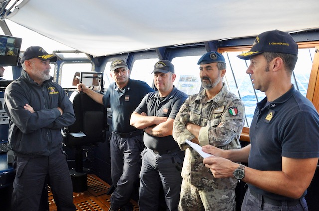 Patruno ascolta il comandante in seconda, CF Paolo Podico, durante il briefing del mattino sul Vespucci