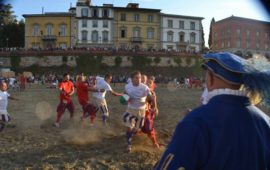 L'incontro di calcio storico in riva all'Arno davanti alla Torre di S.Nicolò (Foto da Facebook Michele Lpms)