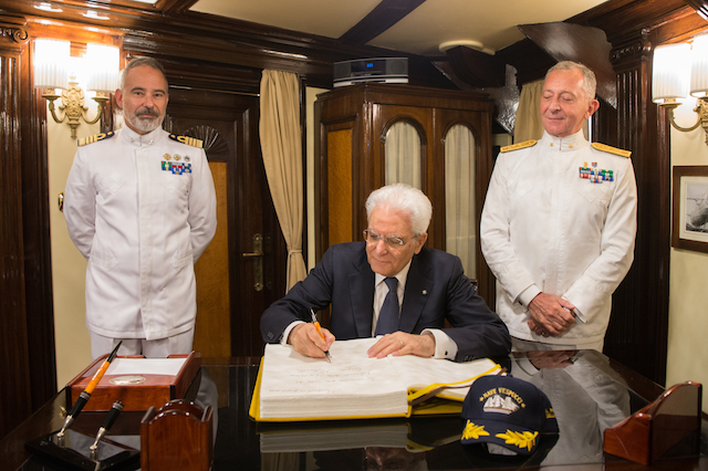 Il presidente Mattarella il 28 giugno 2017 sul Vespucci a Montreal. A destra il Capo di Stato Maggiore della Marina Valter Gilardelli, a sinistra il comandante Patruno