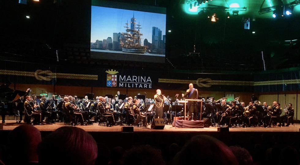 L'immagine di Nave Vespucci a New York durante il concerto 2017 della banda della Marina