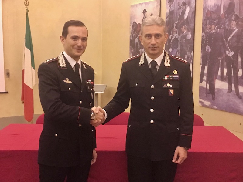 Il colonnello De Liso (a destra) saluta il tenente colonnello Spoto che lascia Firenze