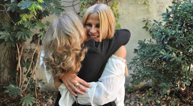 Simonetta abbracciata dalla zia, conosciuta da un anno