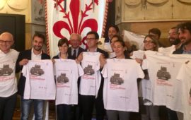 Al centro il sindaco di Firenze Nardella e il sovrintendente del Maggio Chiarot con alcuni sindaci e rappresentanti dei comuni del progetto Maggio Metropolitano