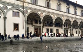 Persone in attesa di entrare alla mensa della Caritas in piazza Annunziata a Firenze