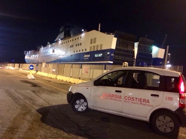 Il traghetto Janas fermo in porto a LIvorno dopo l'avaria