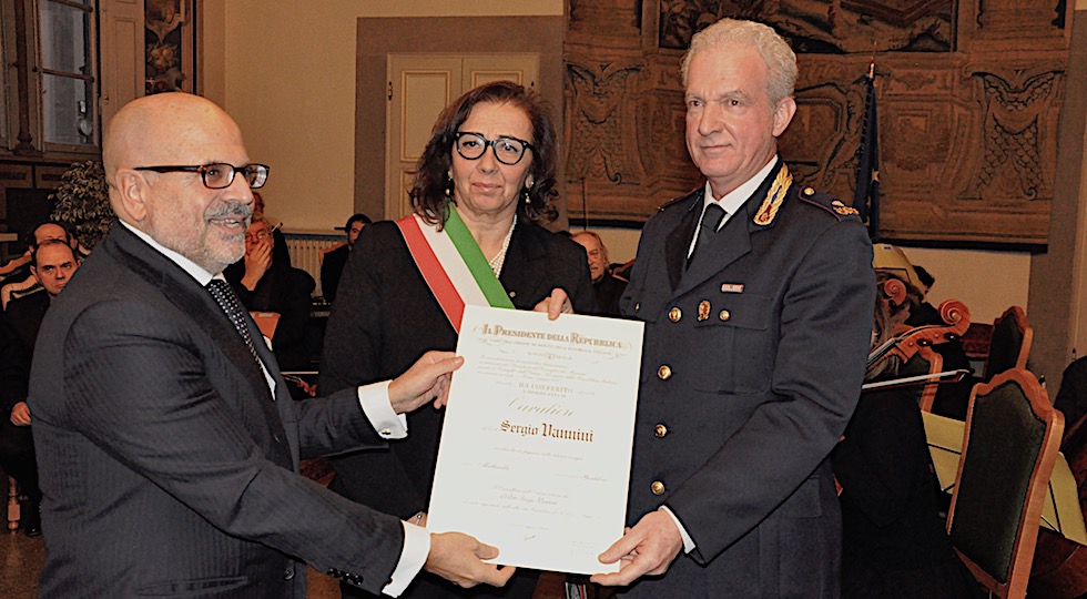 Il prefetto Alessio Giuffrida consegna l'onorificenza di cavaliere al dirigente della Ps Sergio Vannini