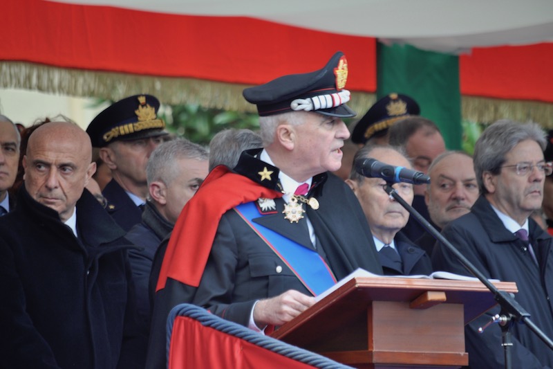 Il generale Del Sette tra il ministro Minniti e il presidente del consigljo Gentiloni
