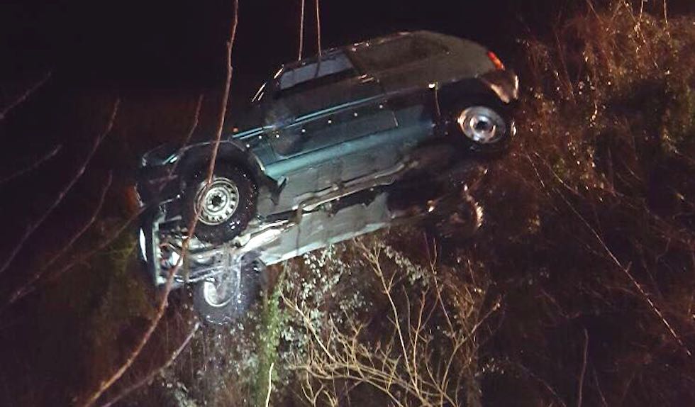 L'auto di Remo Caponeri ripescata nella notte dai pompieri (foto Vigili del Fuoco)