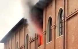 Le fiamme escono dai locali della caserma Fadini dove ha trovato la morte il poliziotto