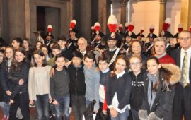 Un gruppo di studenti alla Festa della Bandiera 2018 con i Rotary e la Fanfara dei Carabinieri