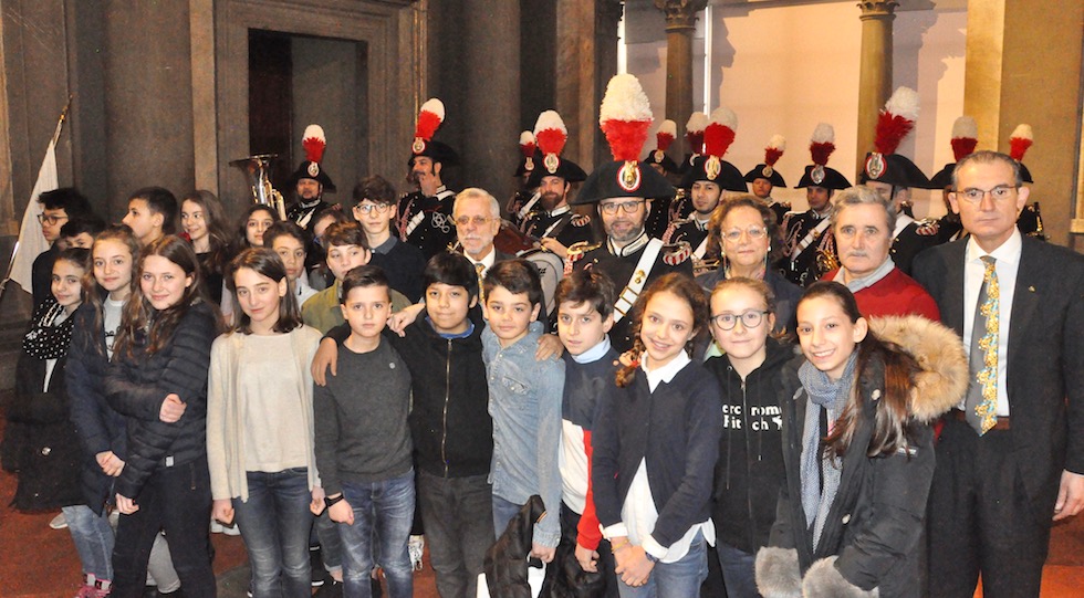 Un gruppo di studenti alla Festa della Bandiera 2018 con i Rotary e la Fanfara dei Carabinieri