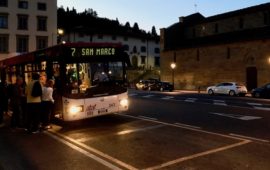 Il bus 7 fermo al capolinea in piazza Mino da Fiesole